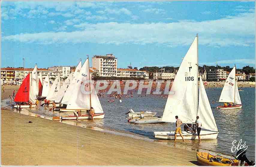 CPM Royan Les Preparatifs pour la regate sur la Grande Plage Catamaran Bateaux