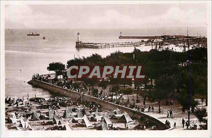 CPA Royan Le Square et les deux Jetees 