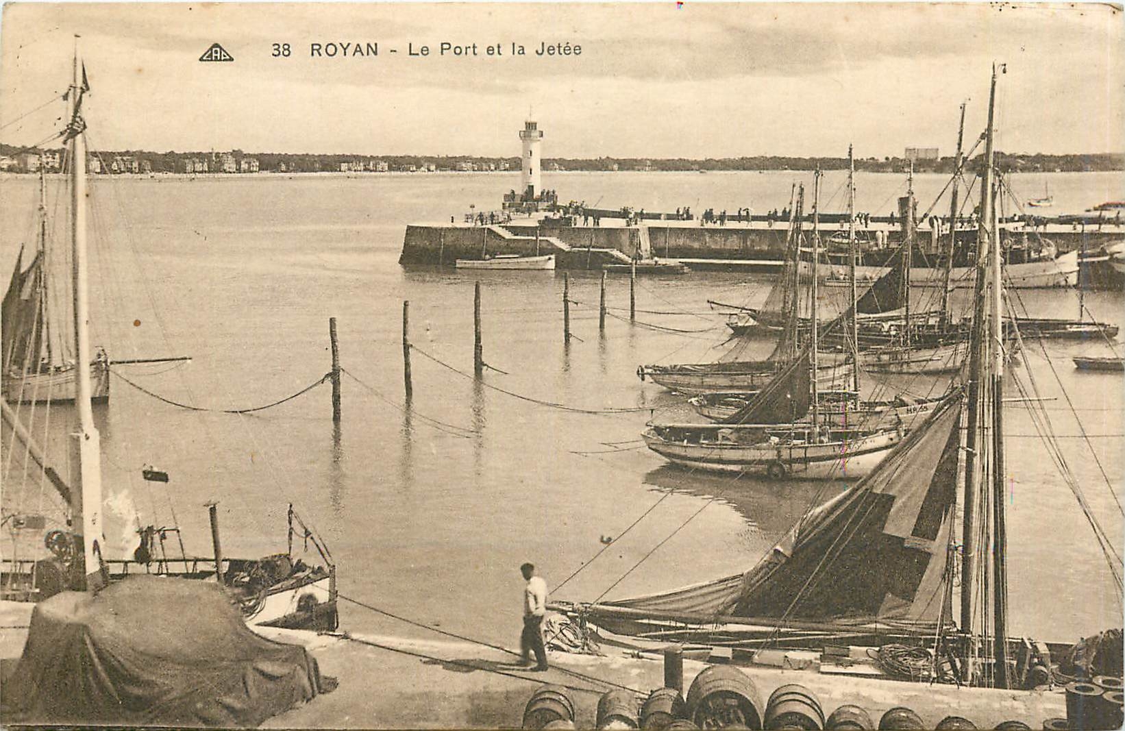 CPA Royan Le Port et la Jetee Phare Bateaux
