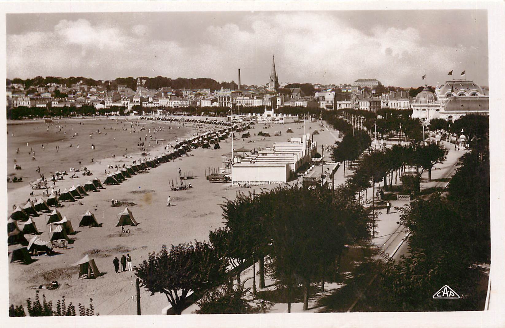 CPA Royan Vue generale sur la ville et la plage 