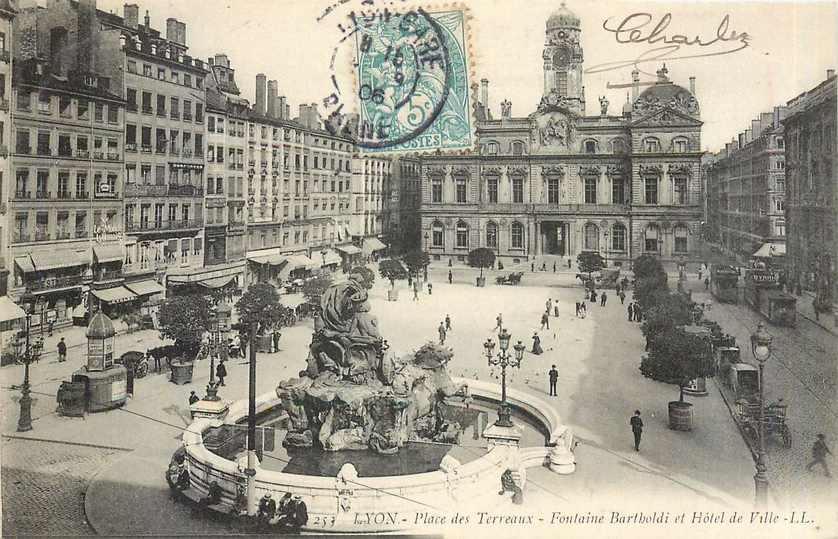 CPA Lyon Place des Terreaux Fontaine Bartholdi et Hotel de Ville 