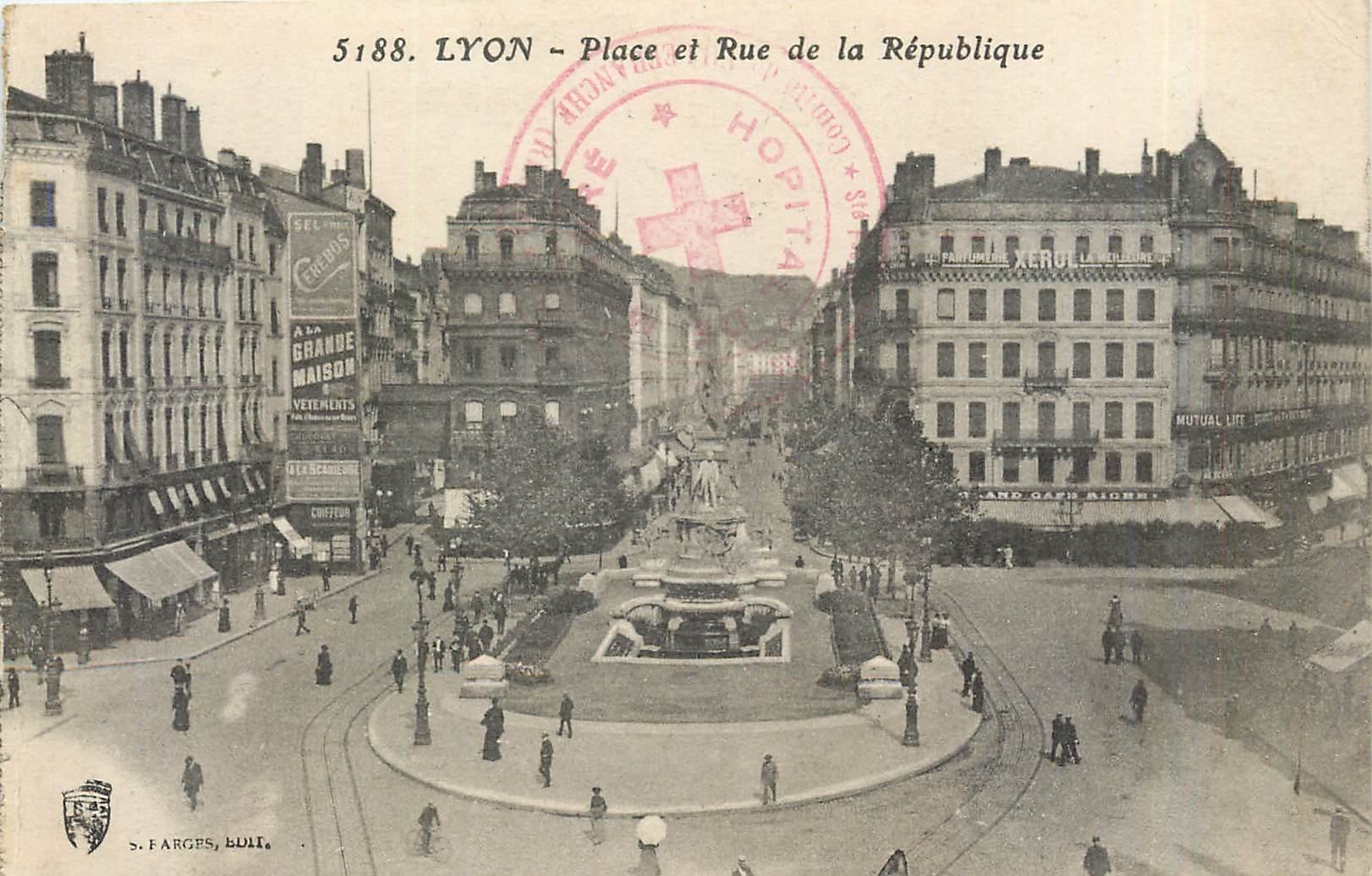 CPA Lyon Place et Rue de la Republique 