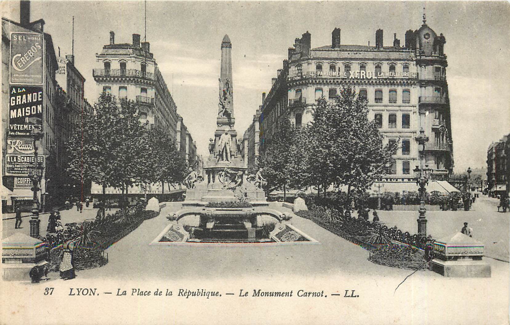 CPA Lyon La Place de la Republique Le Monument Carnot 