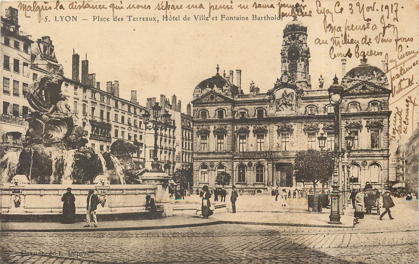 CPA Lyon Place des Terreaux Hotel de Ville et Fontaine Bartholdi 