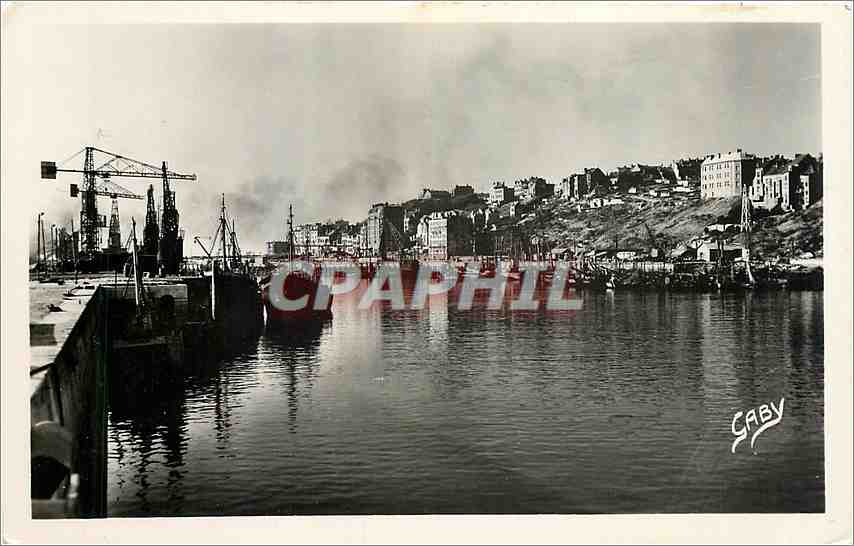 Port of Boulogne-sur-Mer — view of the quays and cranes — publisher GABY, n°1
