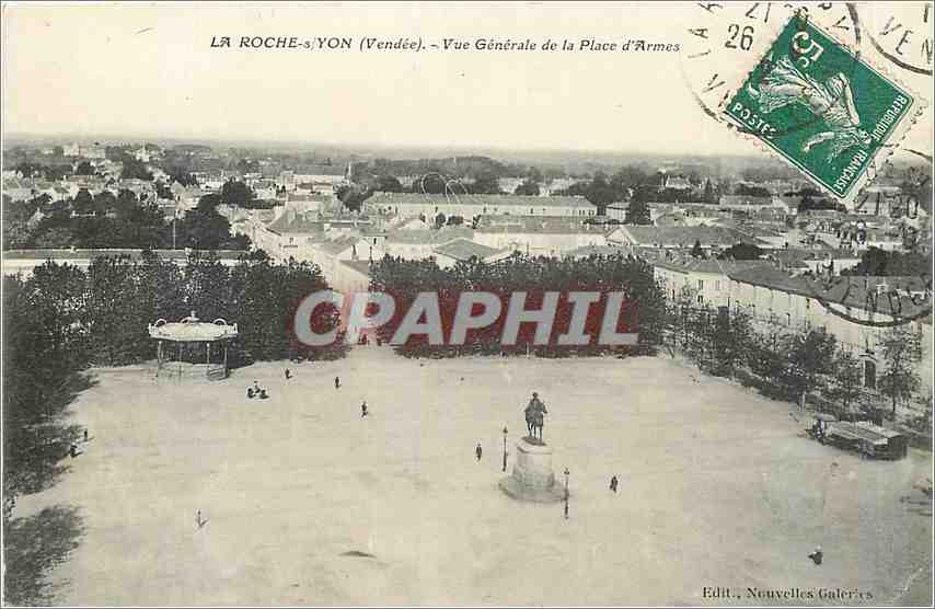 CPA La Roche Vendee Vue Generale de la Place d'Armes 