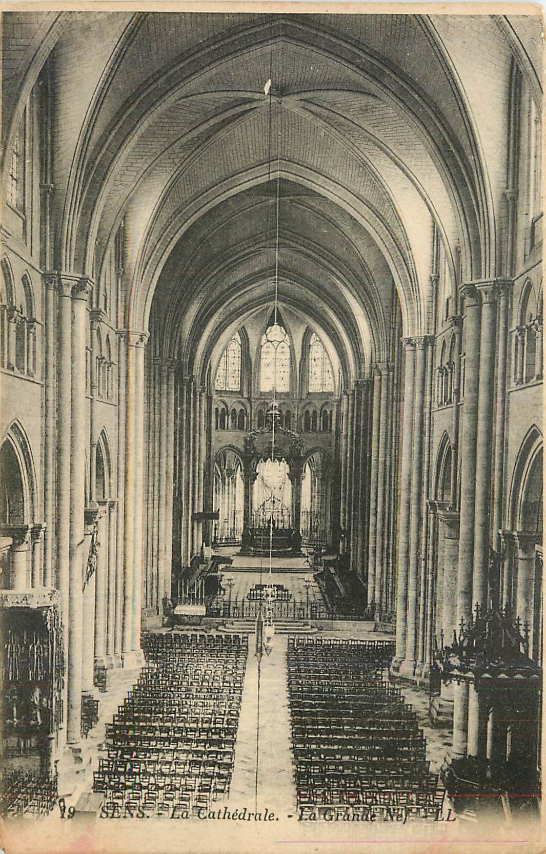 CPA Sens La Cathedrale La Grande Nef 