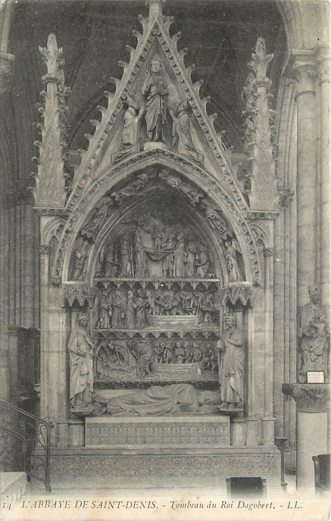 CPA L'Abbaye de Saint Denis Tombeau du Roi Dagobert 