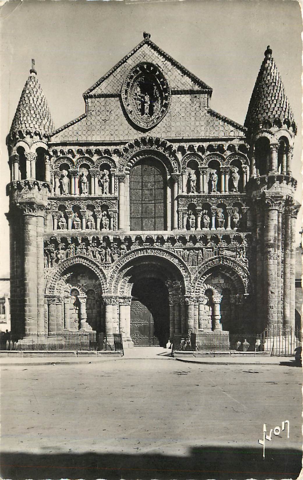 Poitiers — Église N.D. la Grande, façade (XIIIe s.) — Véritable Photo, Paris