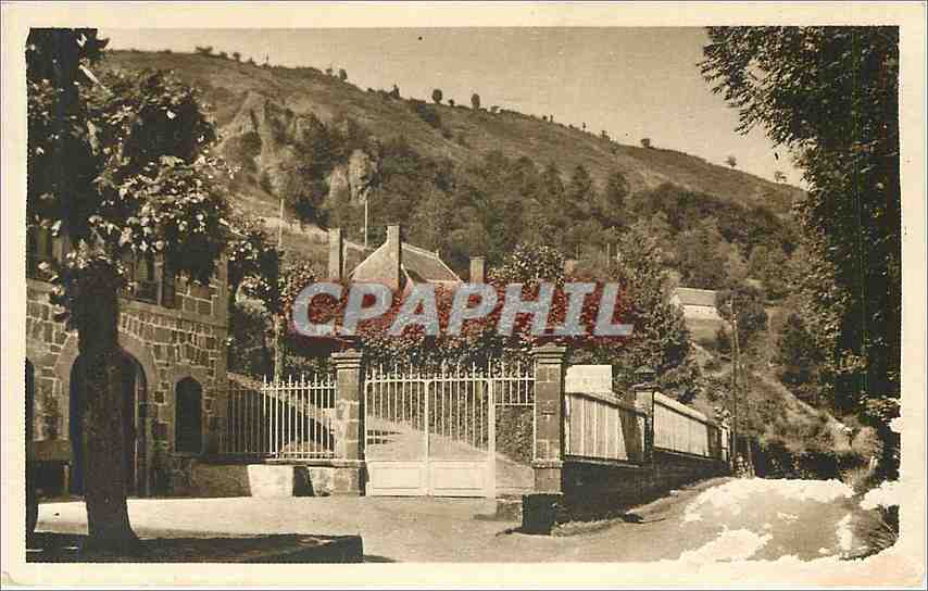CPA St Martin Valmeroux Cantal L'Hostellerie de la Maronne Son entree l'Arret et ses Garages 