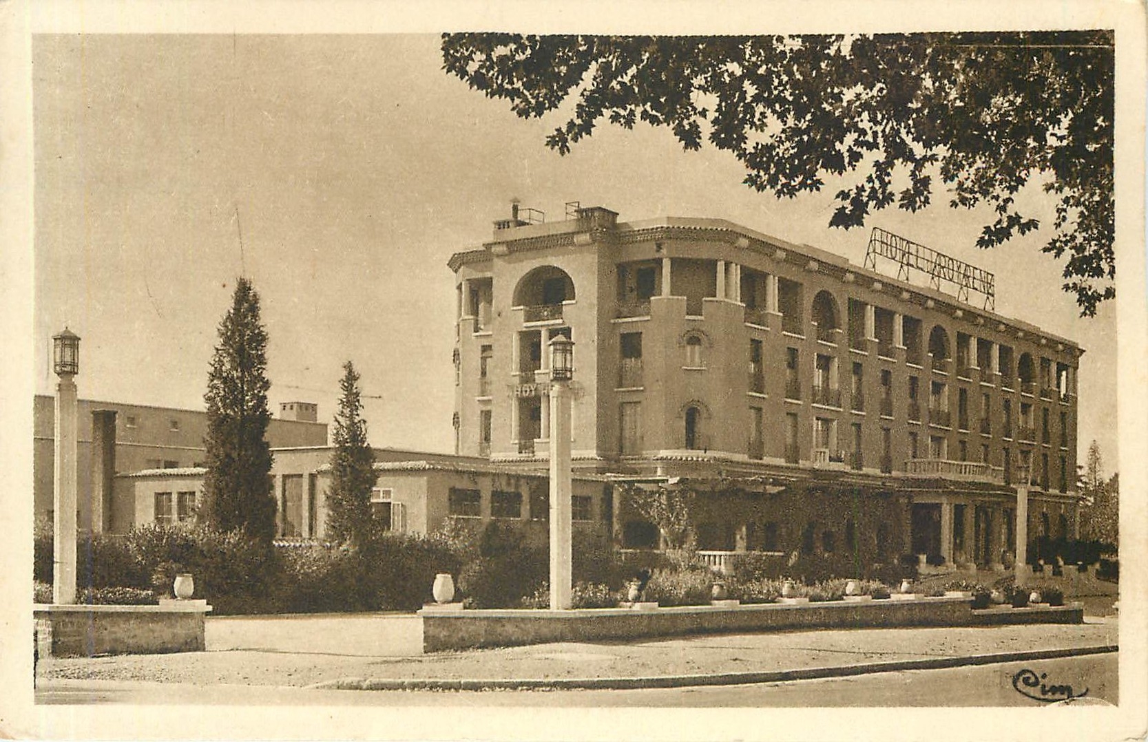 Aix-en-Provence — L'Hôtel du Roy-René — Héliogravure sépia