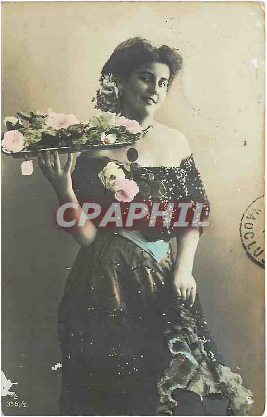 Femme en robe sombre tenant un plateau de fleurs — CPA n°3361/2 — éditeur inconnu - Recto