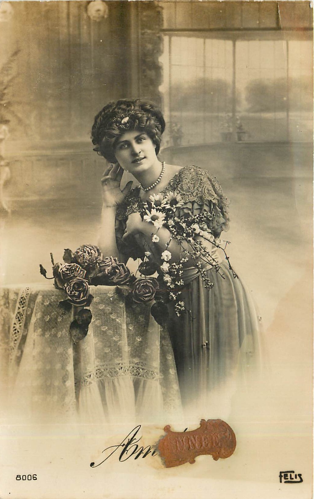 Femme en robe de style Art Nouveau — avec bouquet de roses — éditeur Felis, n° 8006