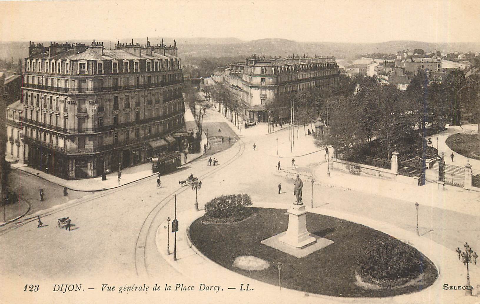 CPA Dijon Vue generale de la Place Darcy 