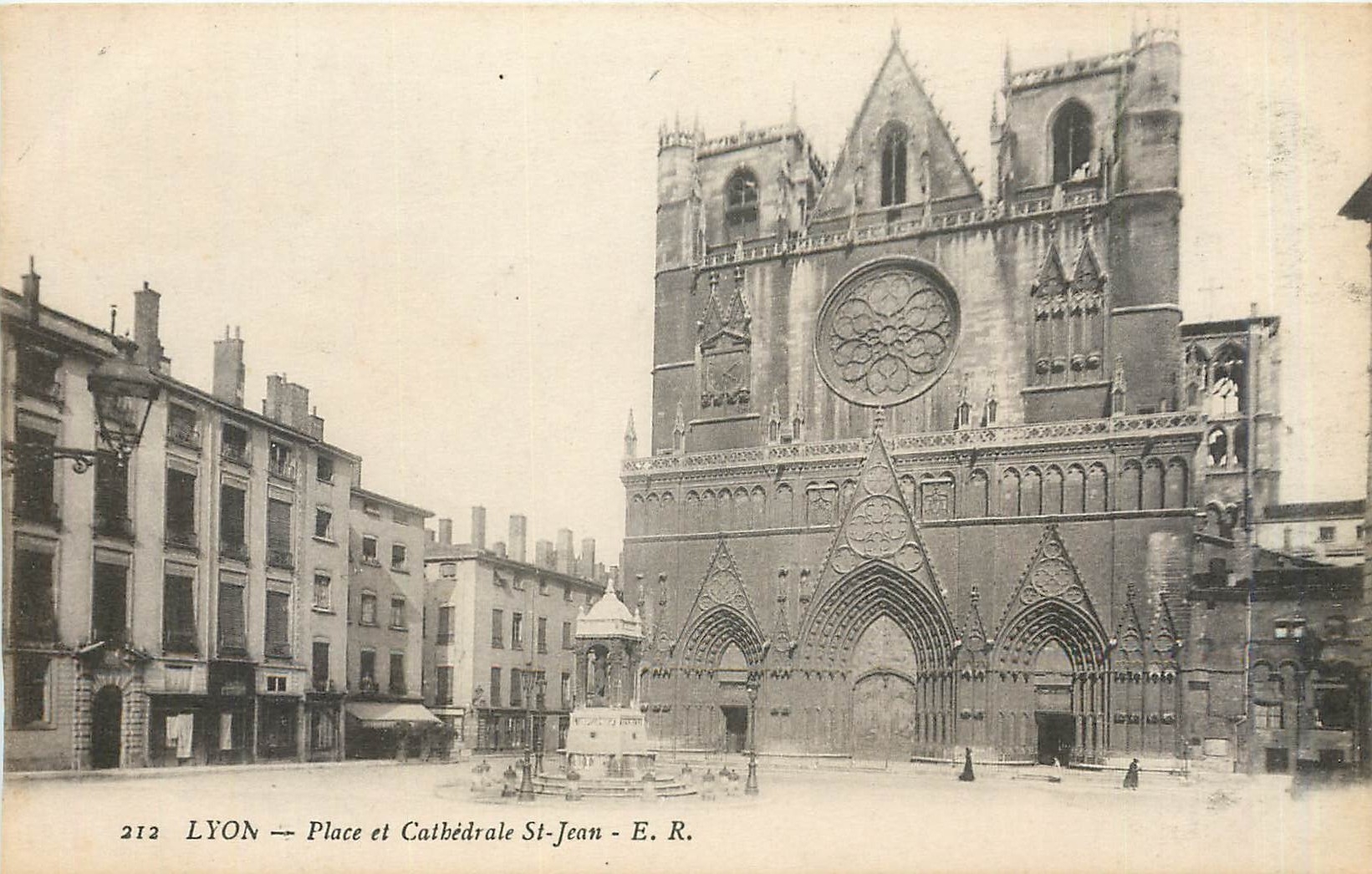 CPA Lyon Place et Cathedrale St Jean 