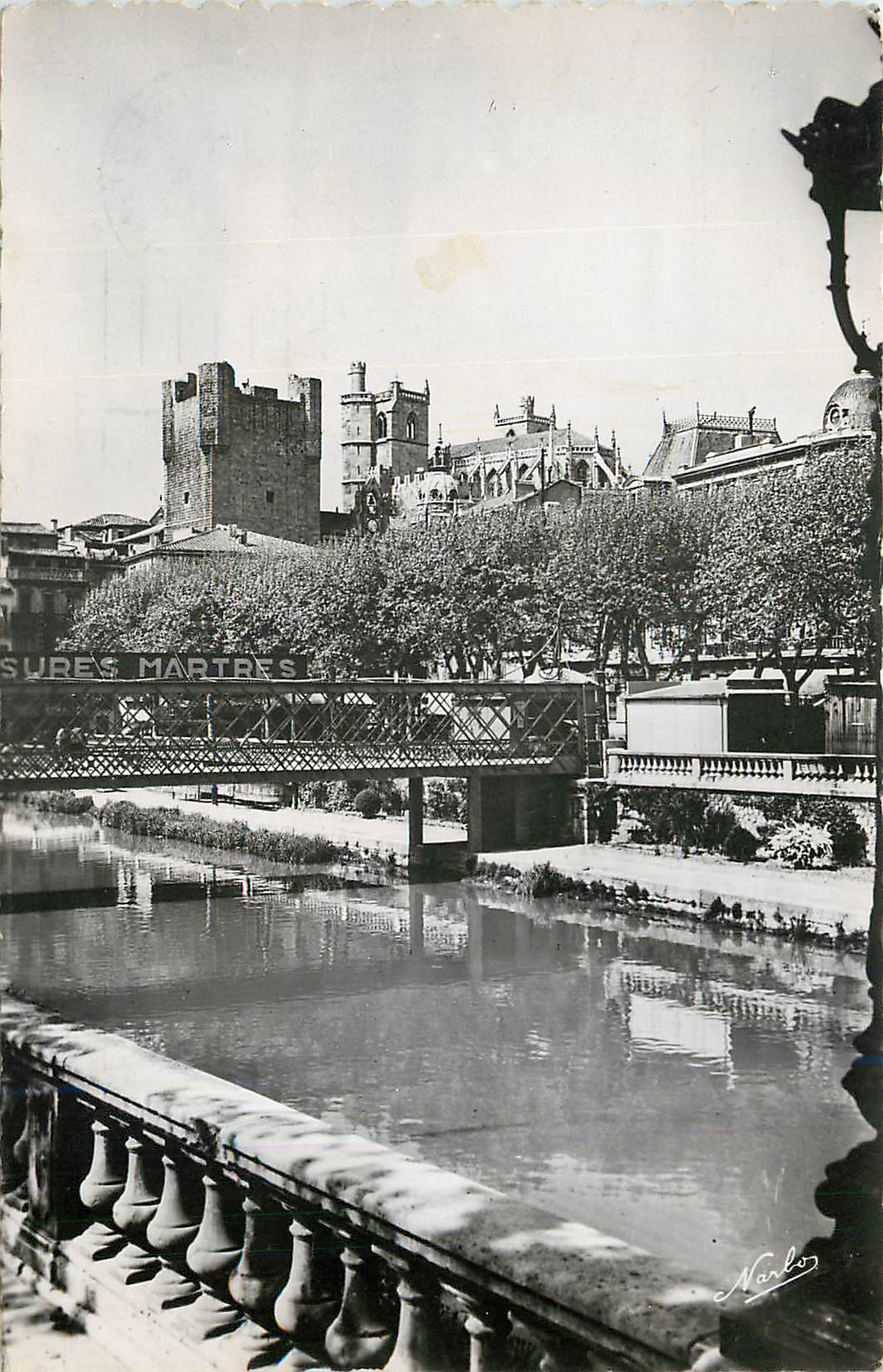 CPM Narbonne Aude Une vue de la Passerelle Metallique sur le Canal la Tour de l'Hotel de Ville et la