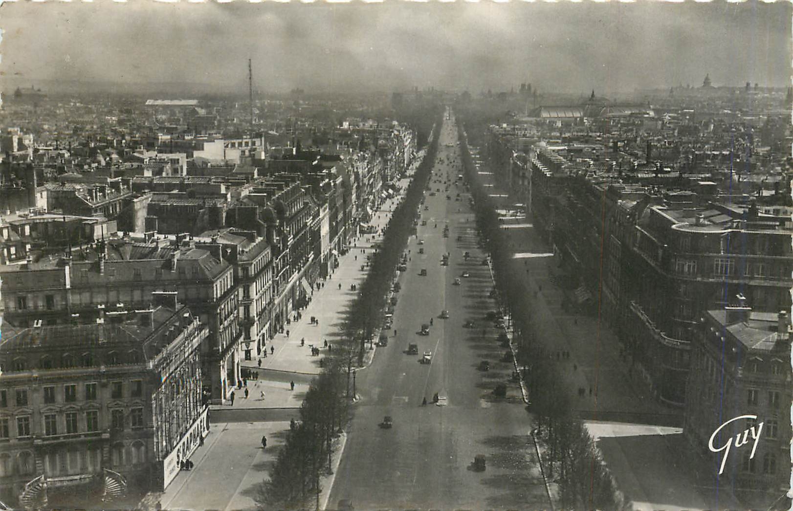 CPM L'Avenue des Champs Elysees vue de l'Arc de Triomphe de l'Etoile 
