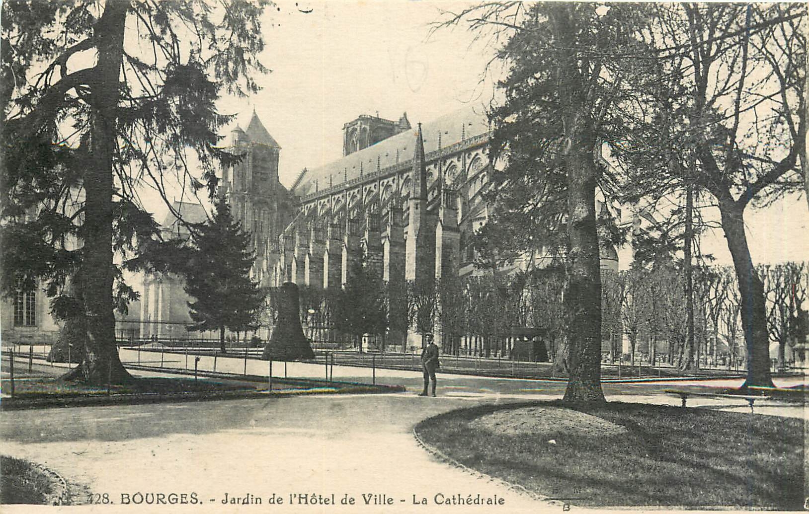 CPA Bourges Jardin de l'Hotel de Ville La Cathedrale 