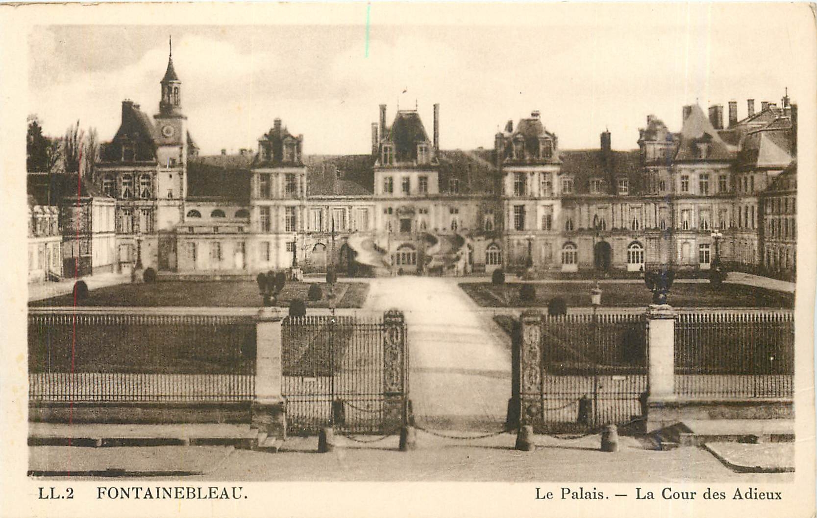 Fontainebleau — Le Palais. — La Cour des Adieux — LL.2