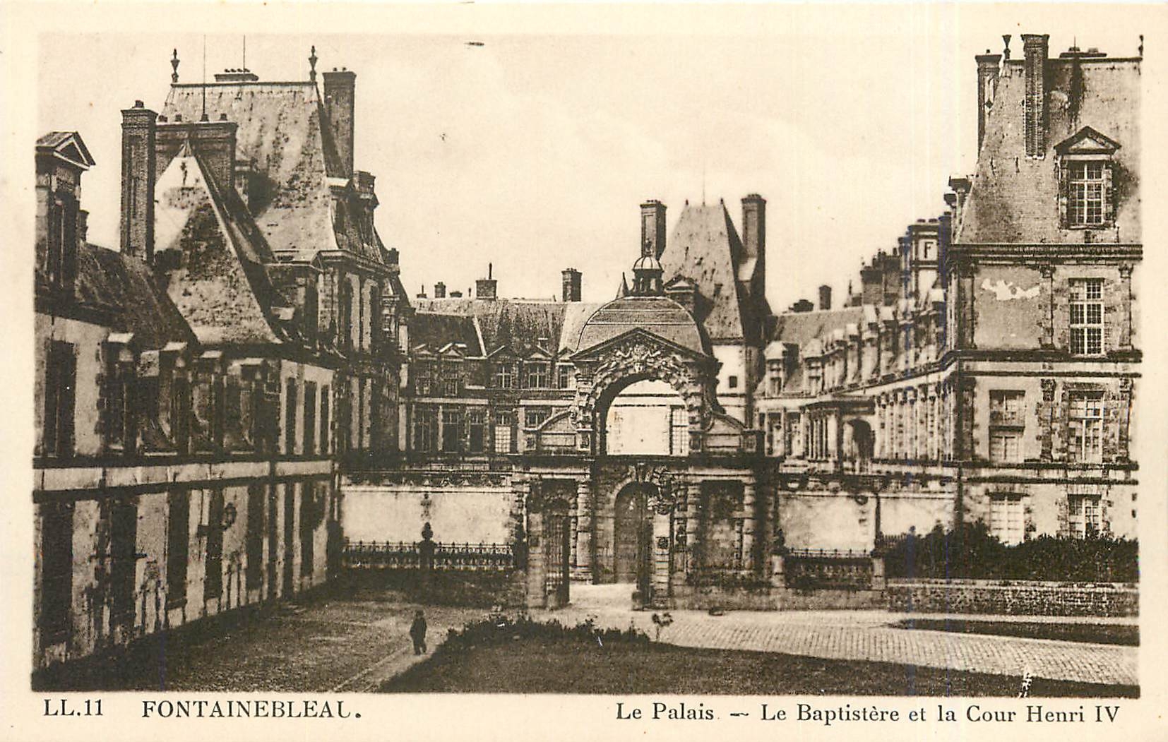 Fontainebleau — Das Schloss, das Taufbecken und der Hof von Henri IV — LL.11