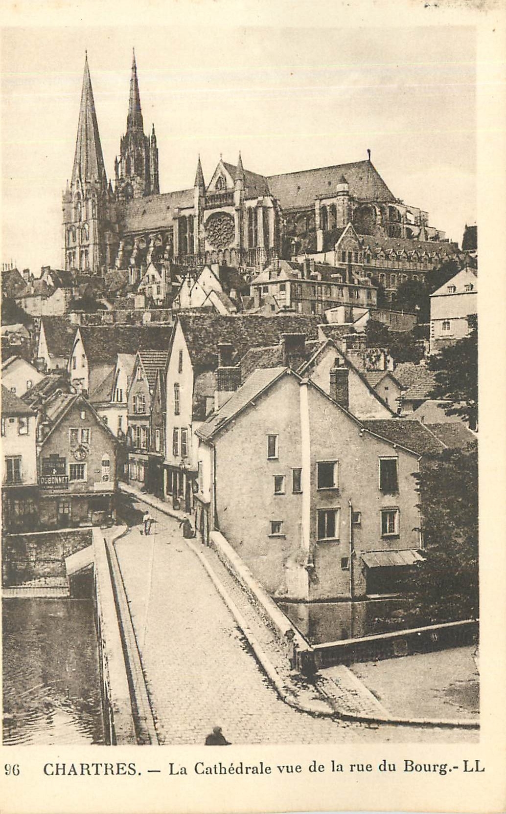 CPA Chartres La Cathedrale vue de la rue du Bourg 