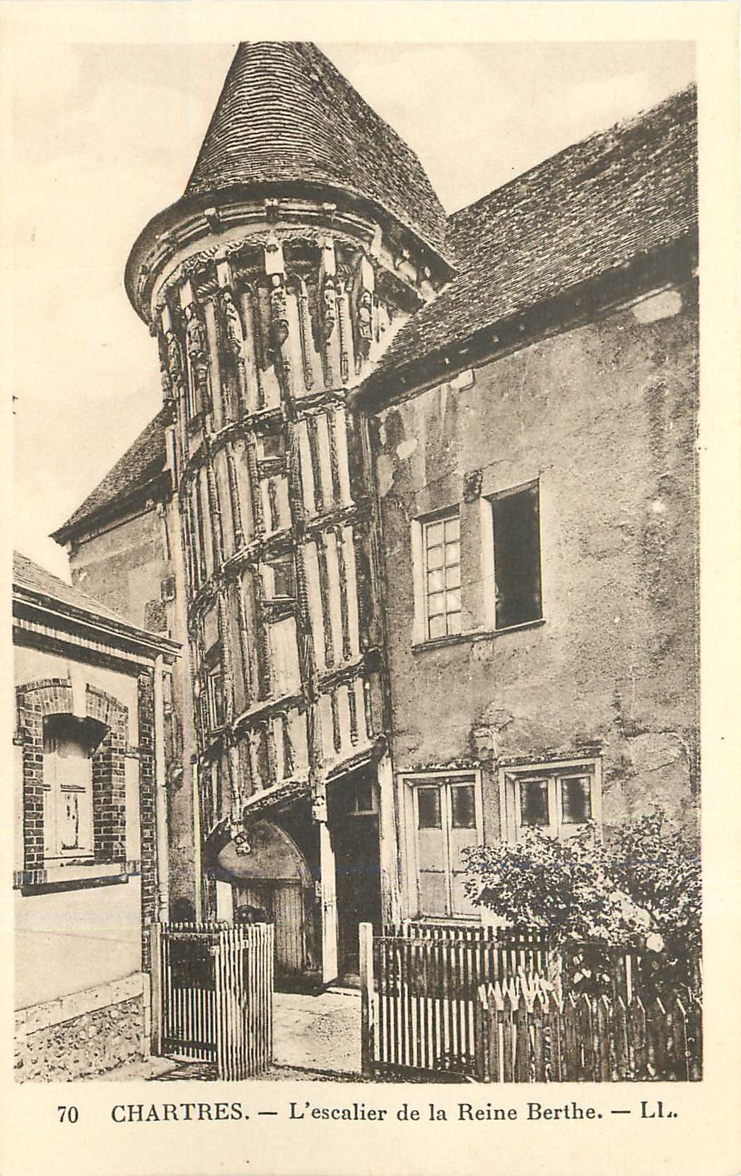 Chartres — L'escalier de la Reine Berthe — LL.