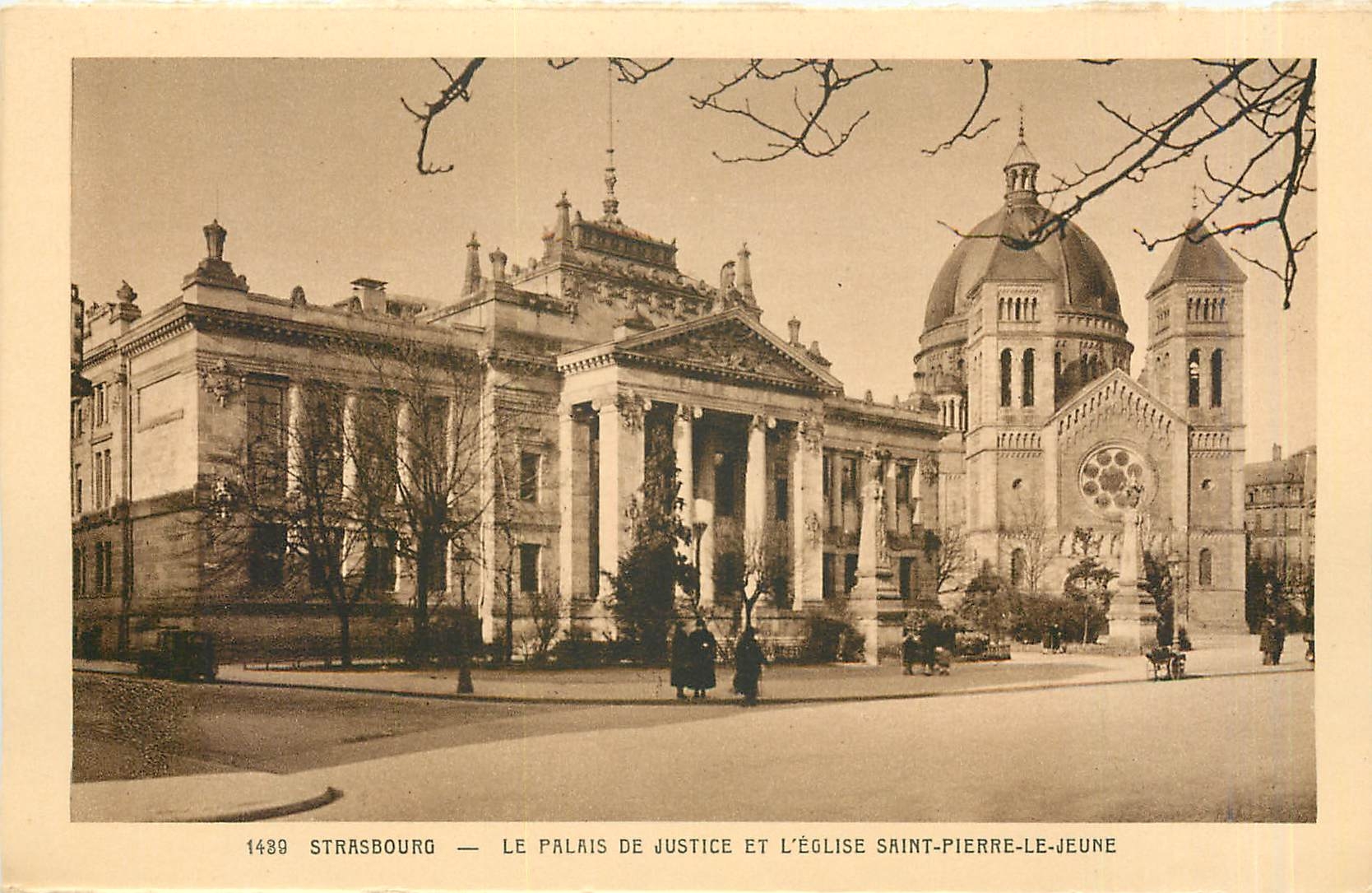 CPA Strasbourg Le Palais de Justice et L'Eglise Saint Pierre le Jeune 