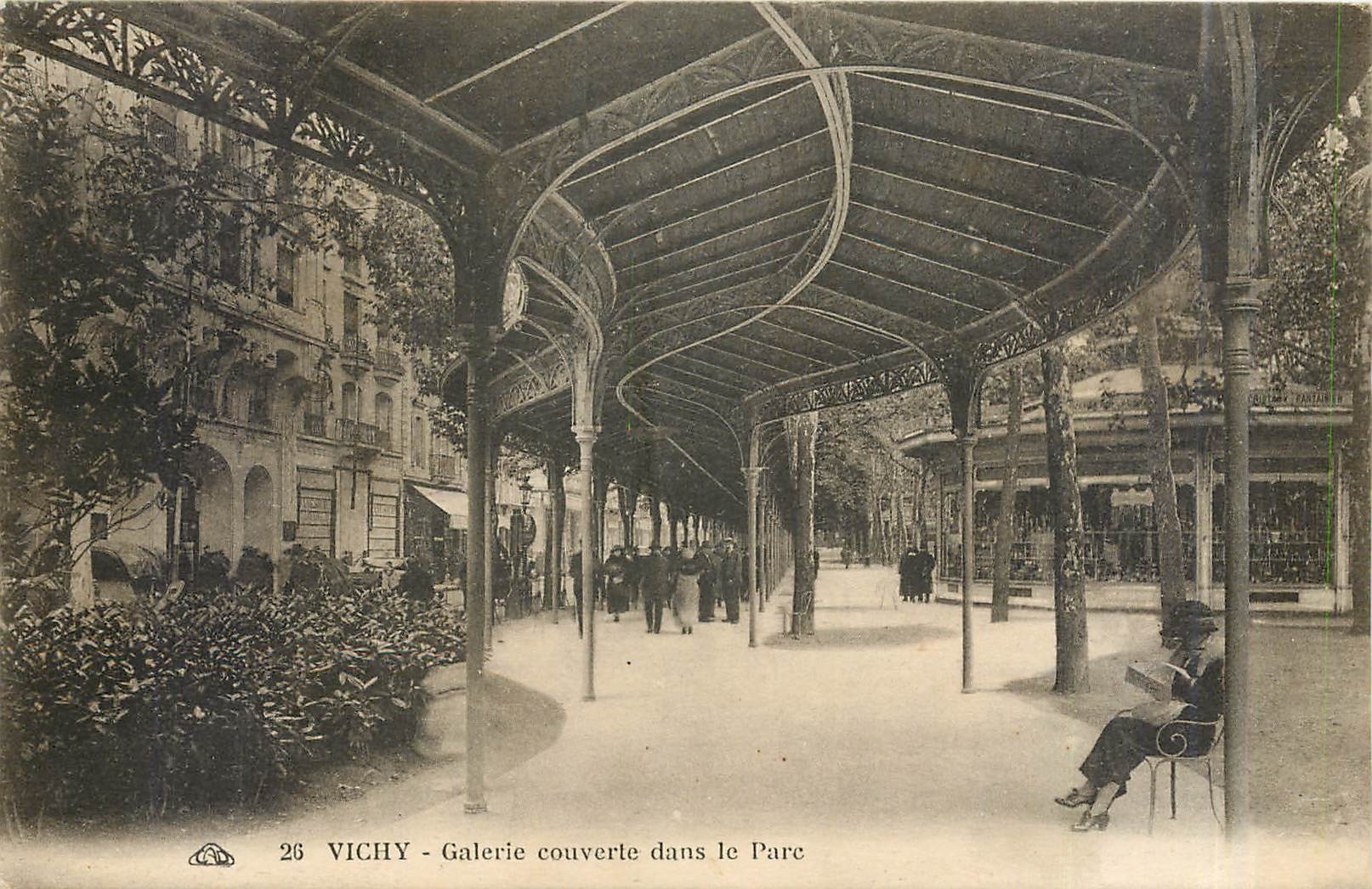 CPA Vichy Galerie Couverte dans le Parc 