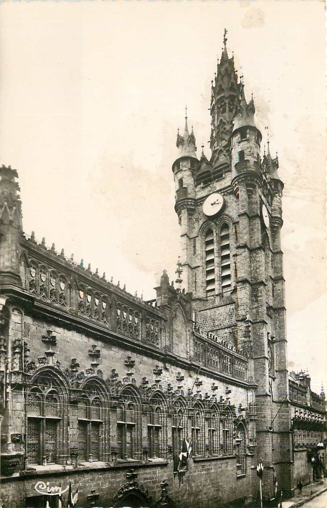 CPM Douai Nord Le Beffroi Hotel de Ville 