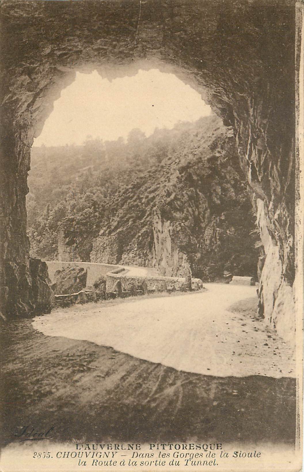 CPA Chauvigny Dans les Gorge de la Sioule la Route a la sortie du Tunnel 