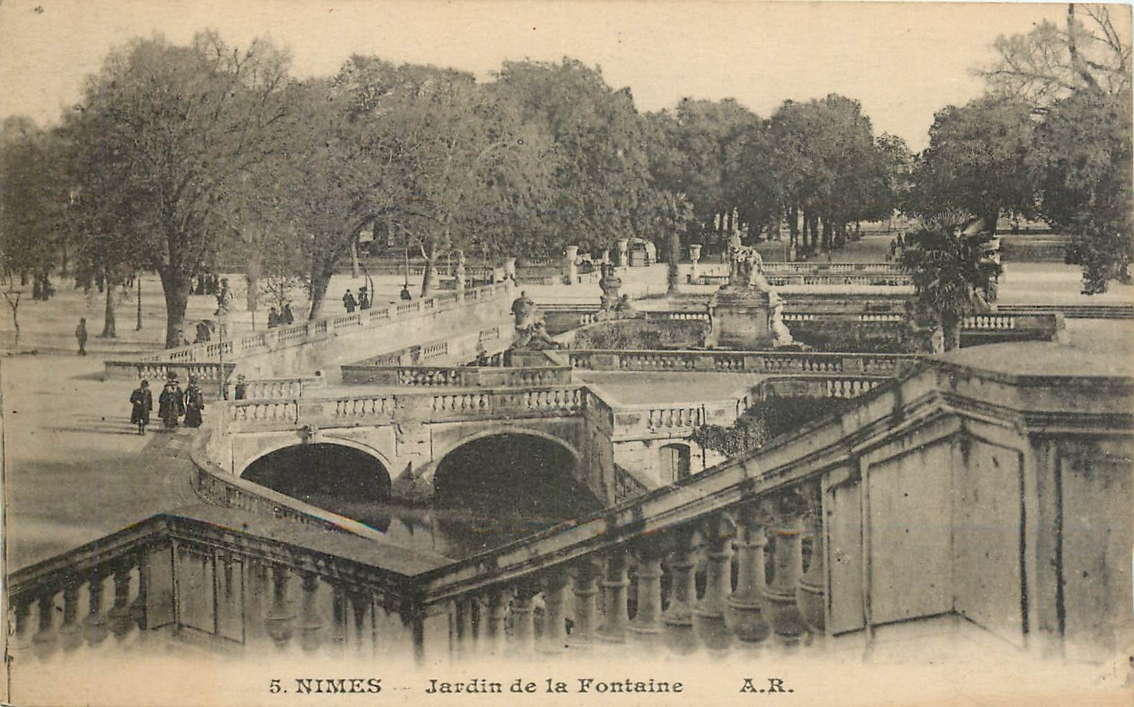 CPA Nimes Jardin de la Fontaine 
