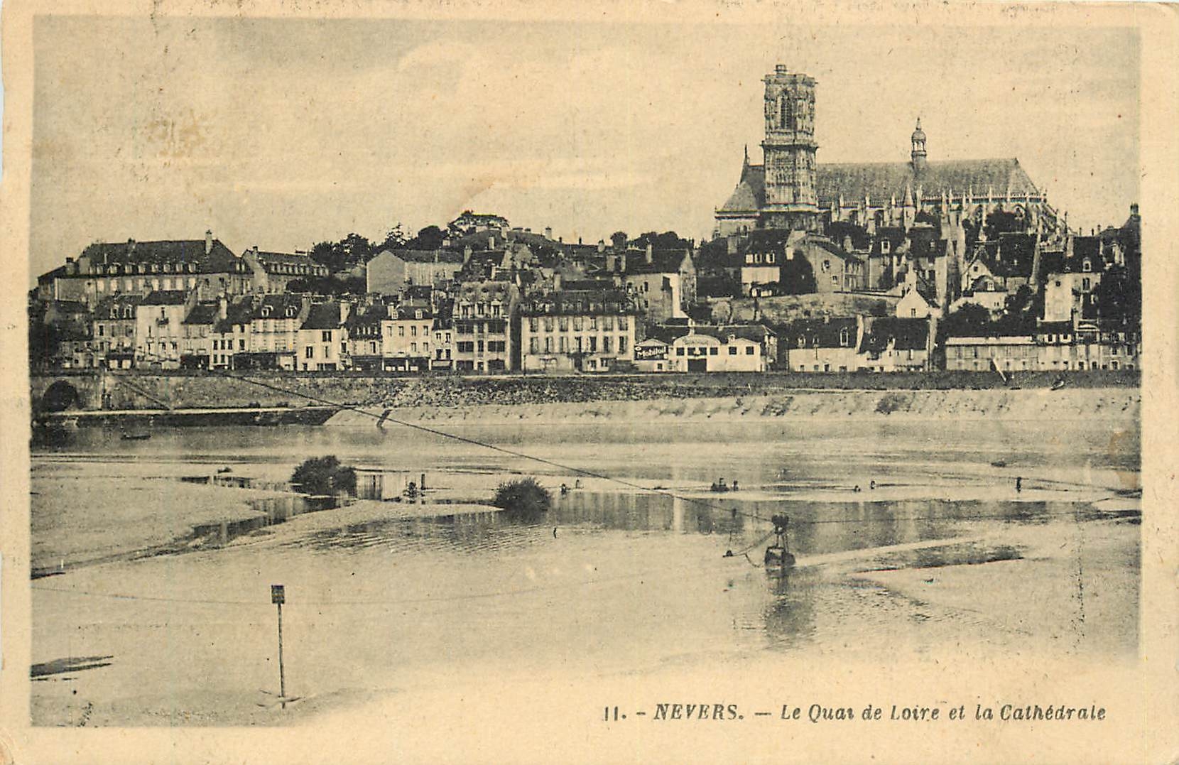 CPA Nevers Le Quai de Loire et la Cathedrale 