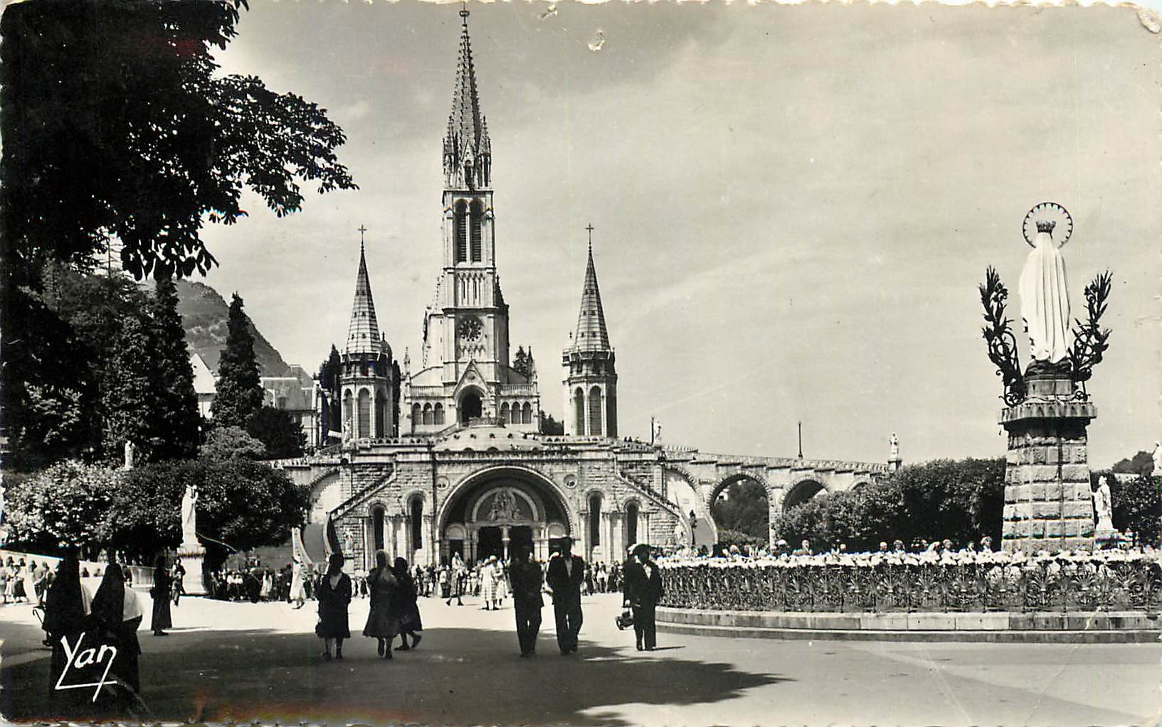 CPM Lourdes La Basilique et la Vierge Couronnee 
