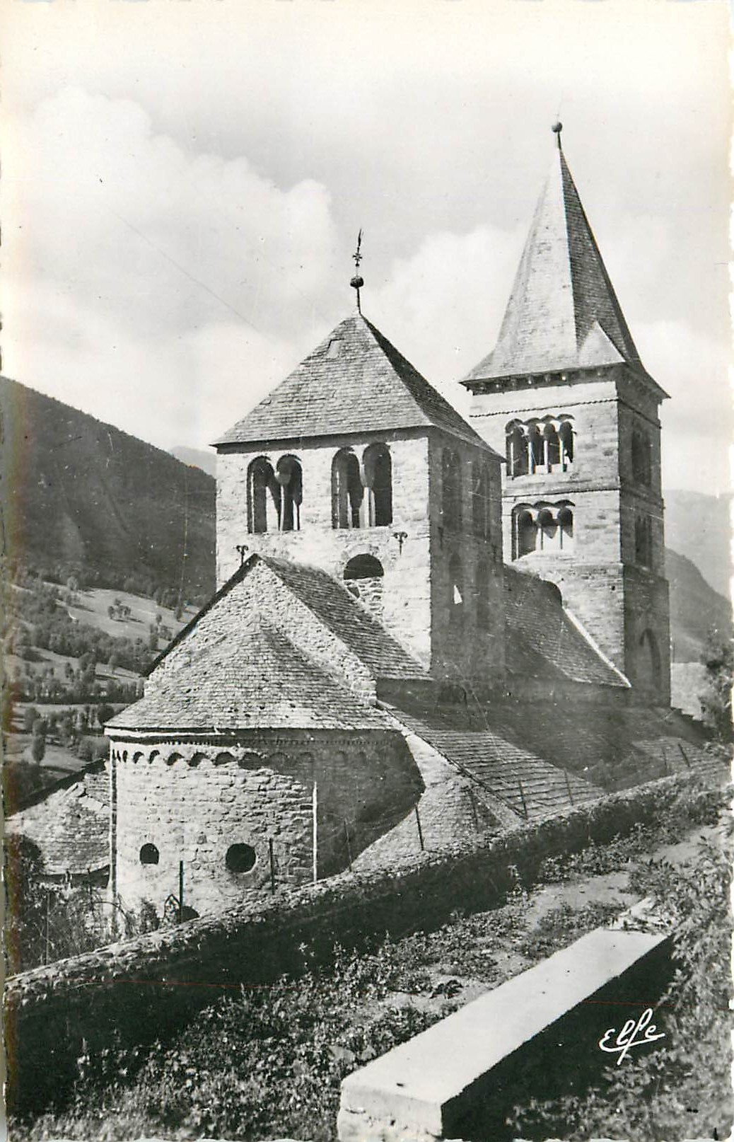 CPM Environs de Luchon Vallee de Larbourst Eglise de Saint Aventin de Larbourst roman 