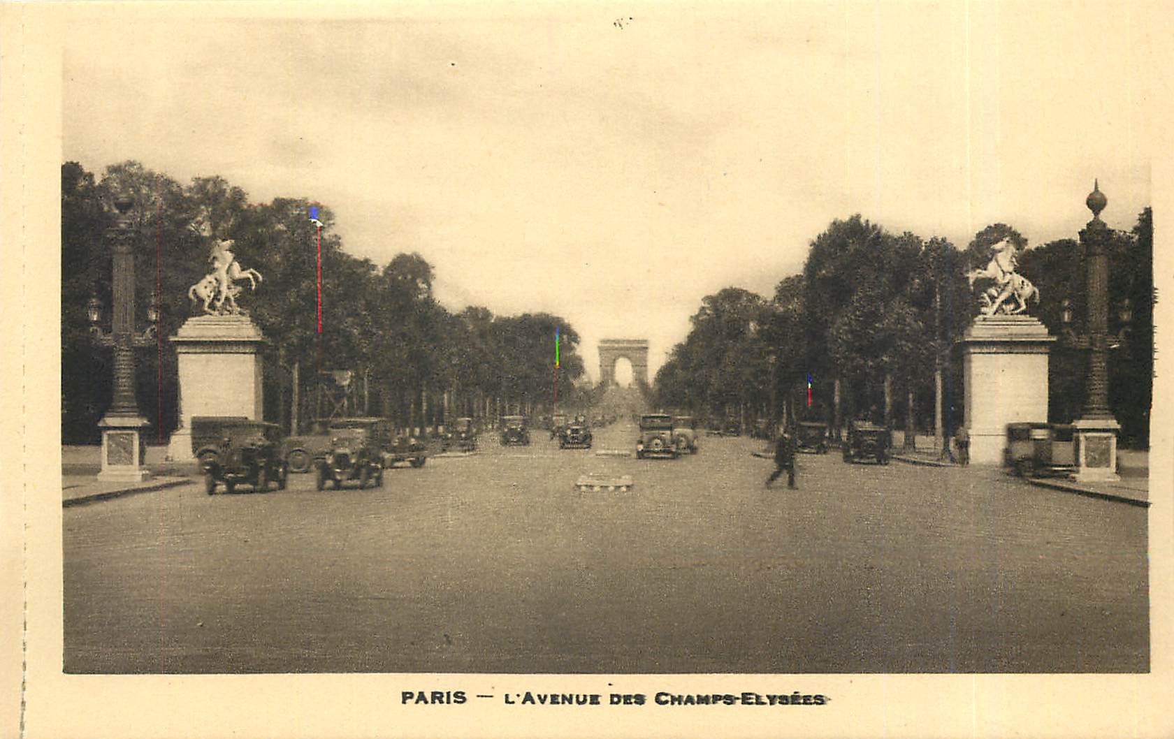 CPA Paris L'Avenue des Champs Elysees 