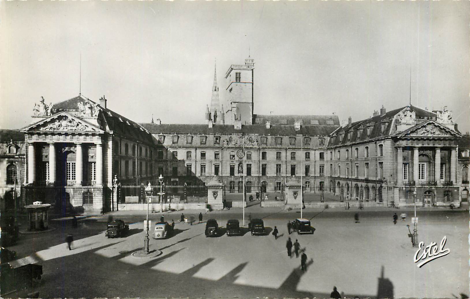 CPM Dijon Place d'Armes et Palais des Ducs de Bourgogne 