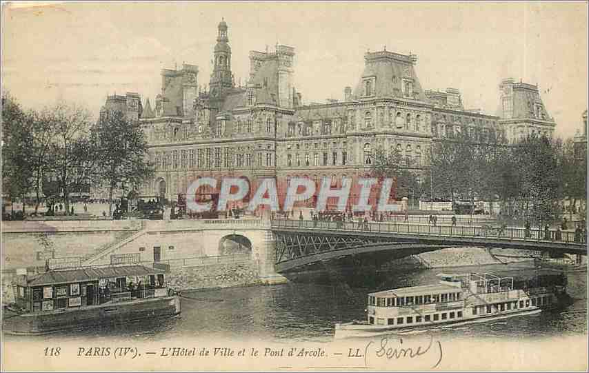 CPA Paris L'Hotel de Ville et le Pont d'Arcole Bateau Peniche