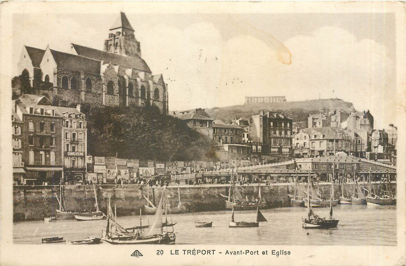 CPA Le Treport Avant Port et Eglise Bateaux