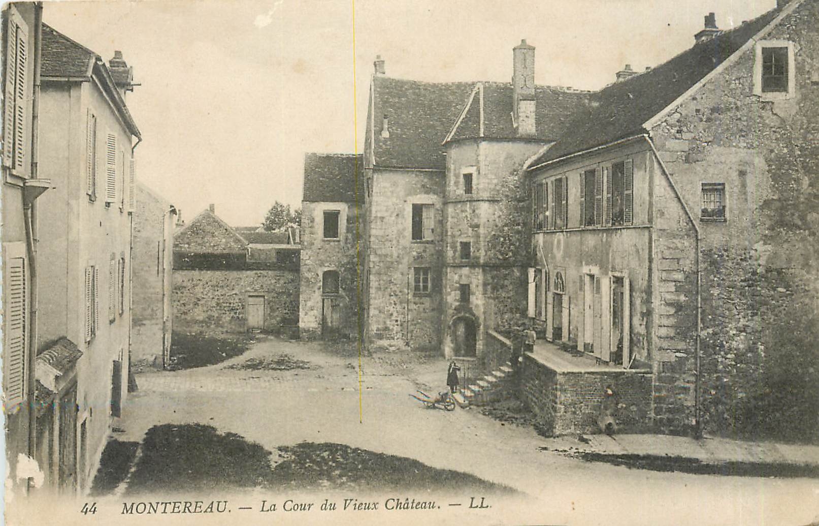 CPA Montereau La Cour du Vieux Chateau 