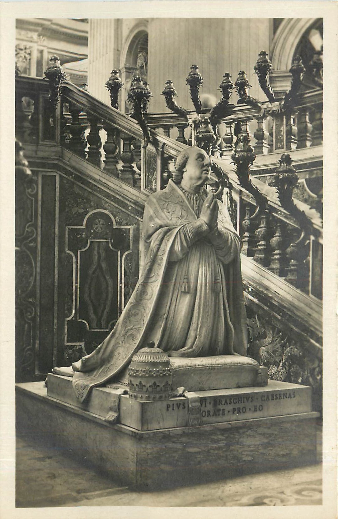 CPA Roma Basilica de S Pietro La statua di Pio nella Confessione Canova 