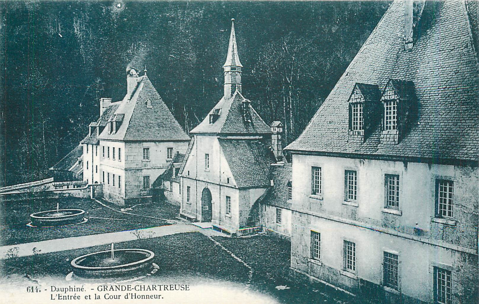 Grande-Chartreuse — L'Entrée et la Cour d'Honneur — Éditeur M. Bourcier, Grenoble