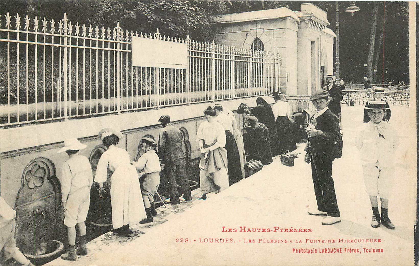 CPA Lourdes Les Pelerins la Fontaine Miraculeuse 