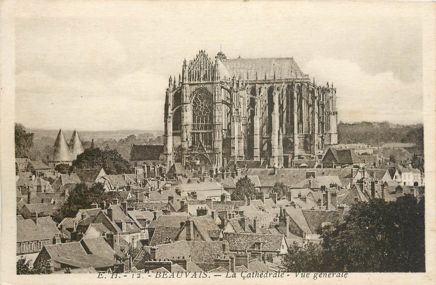 CPA Beauvais La Cathedrale Vue generale 