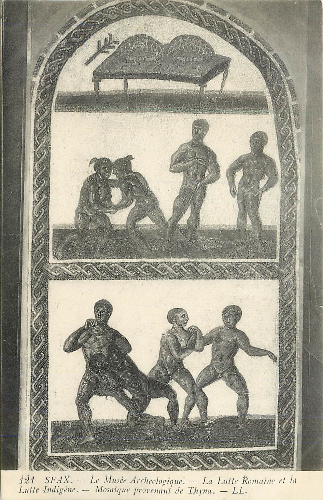 CPA Sfax Le Musee Archeologique La Lutte Romaine et la Lutte Indigene Mosaique Provenant de Thyna 
