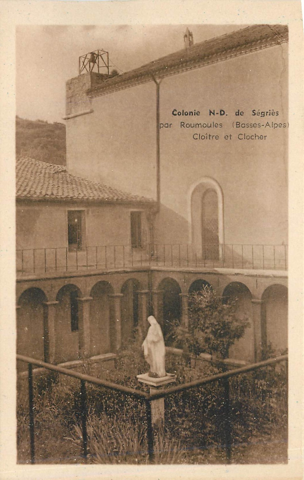 CPA Colonie ND de Segries par Roumoules Basses Alpes Cloitre et Clocher 