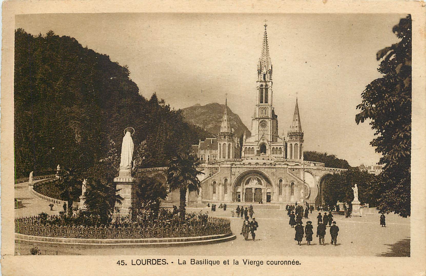 CPA Lourdes La Basilique et la Vierge Couronnee 