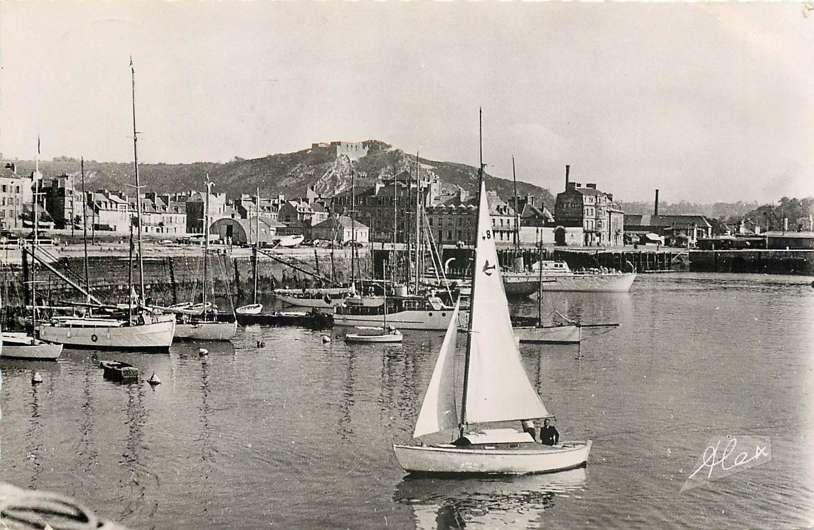 CPM Cherbourg Manche L'Avant Port et la Montagne du Roule Bateaux