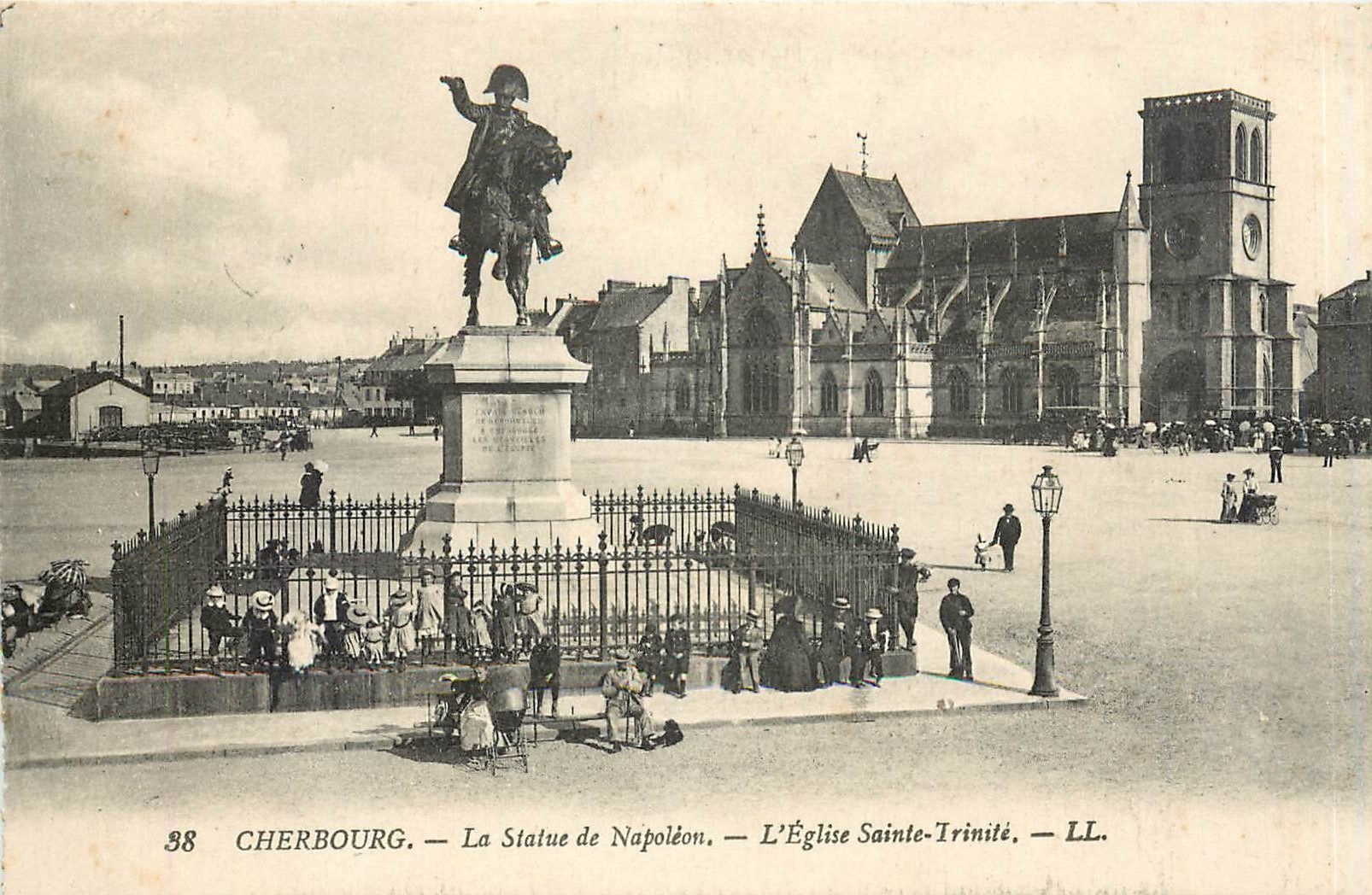 CPA Cherbourg La Statue de Napoleon L'Eglise Sainte Trinite 