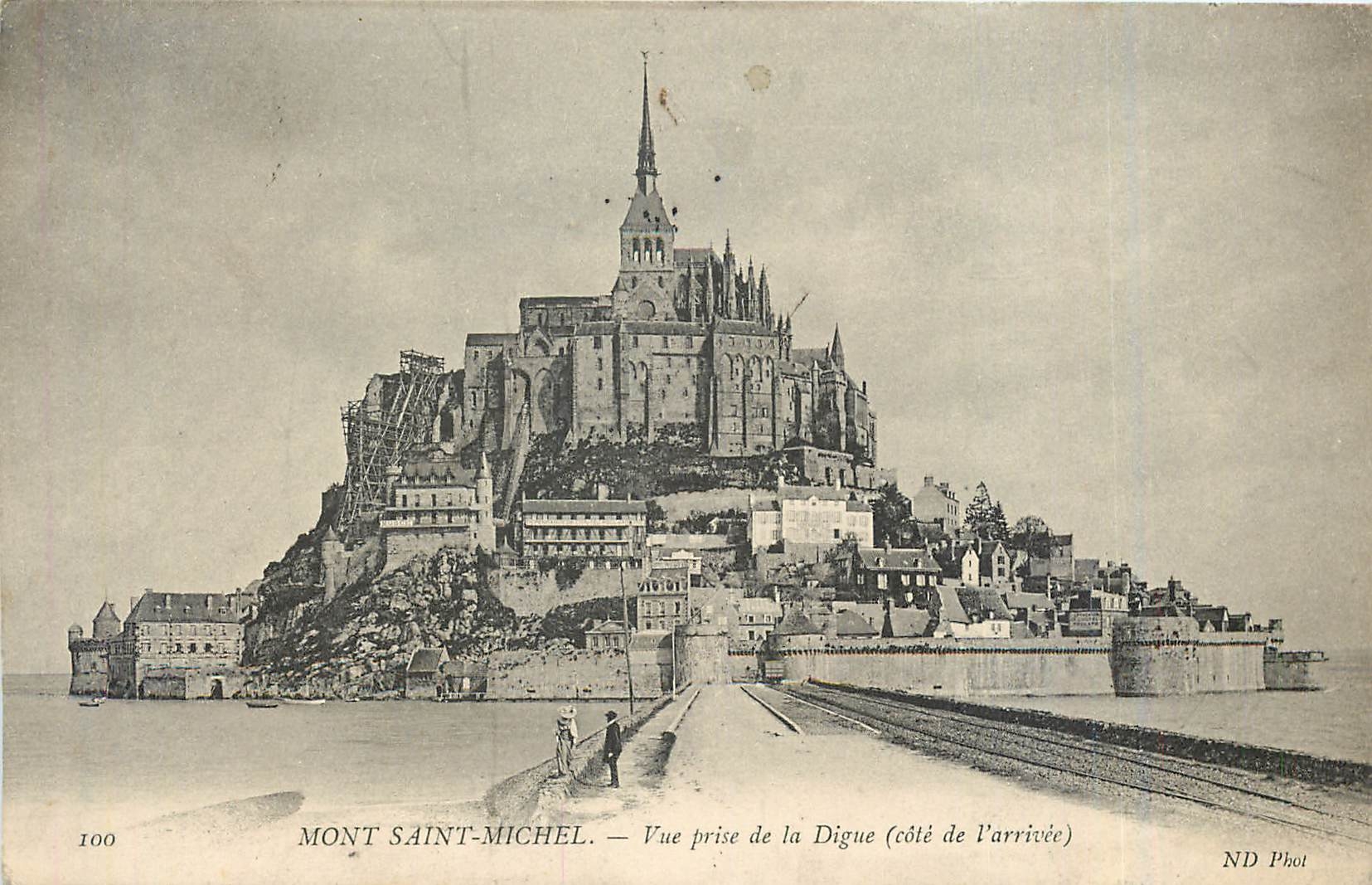 CPA Mont Saint Michel Vue prise de la Digue Cote de l'Arrivee 