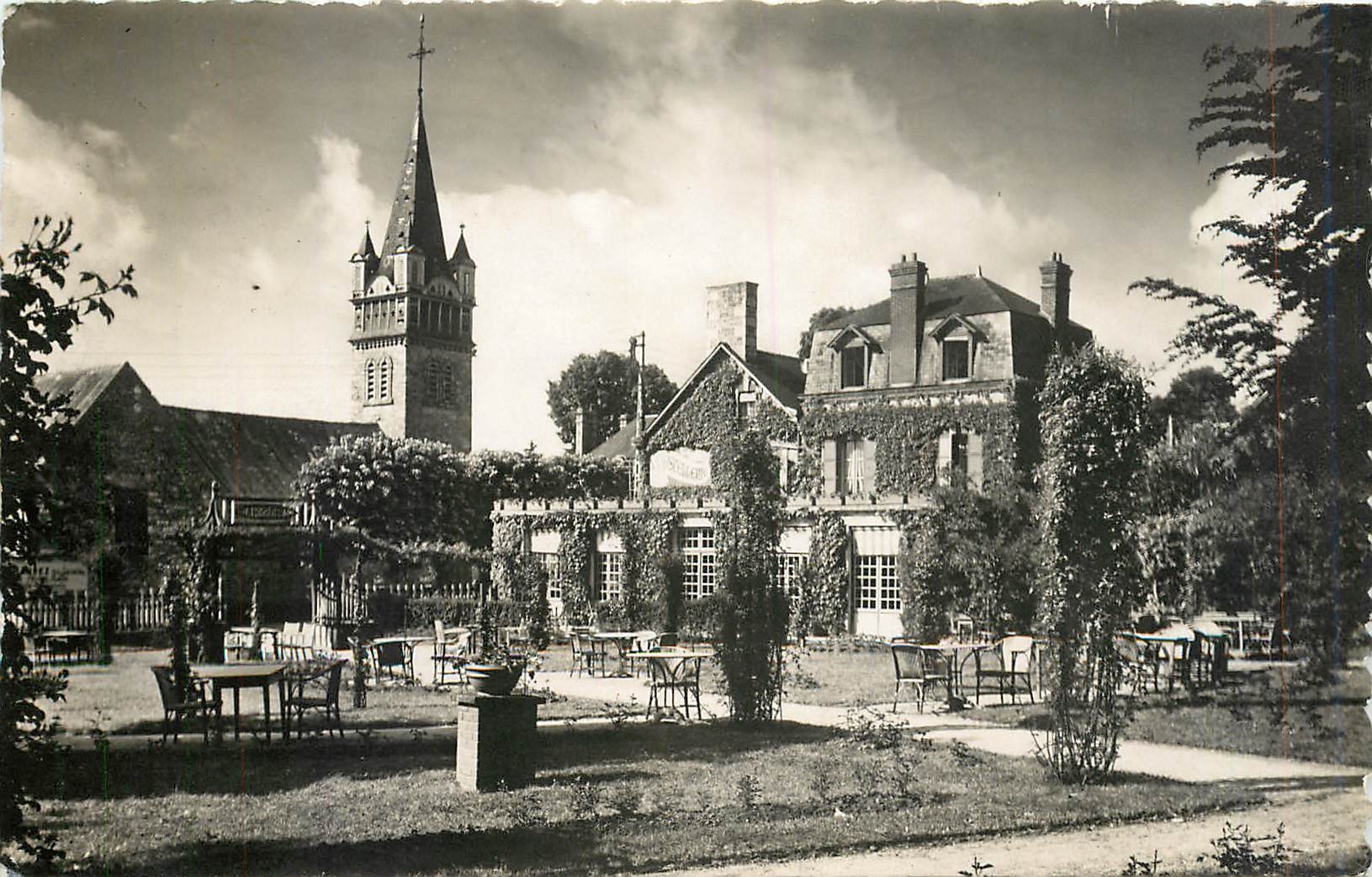 CPM Tesse la Madeleine Orne L'Eglise vue des Jardins de la Roseraie 